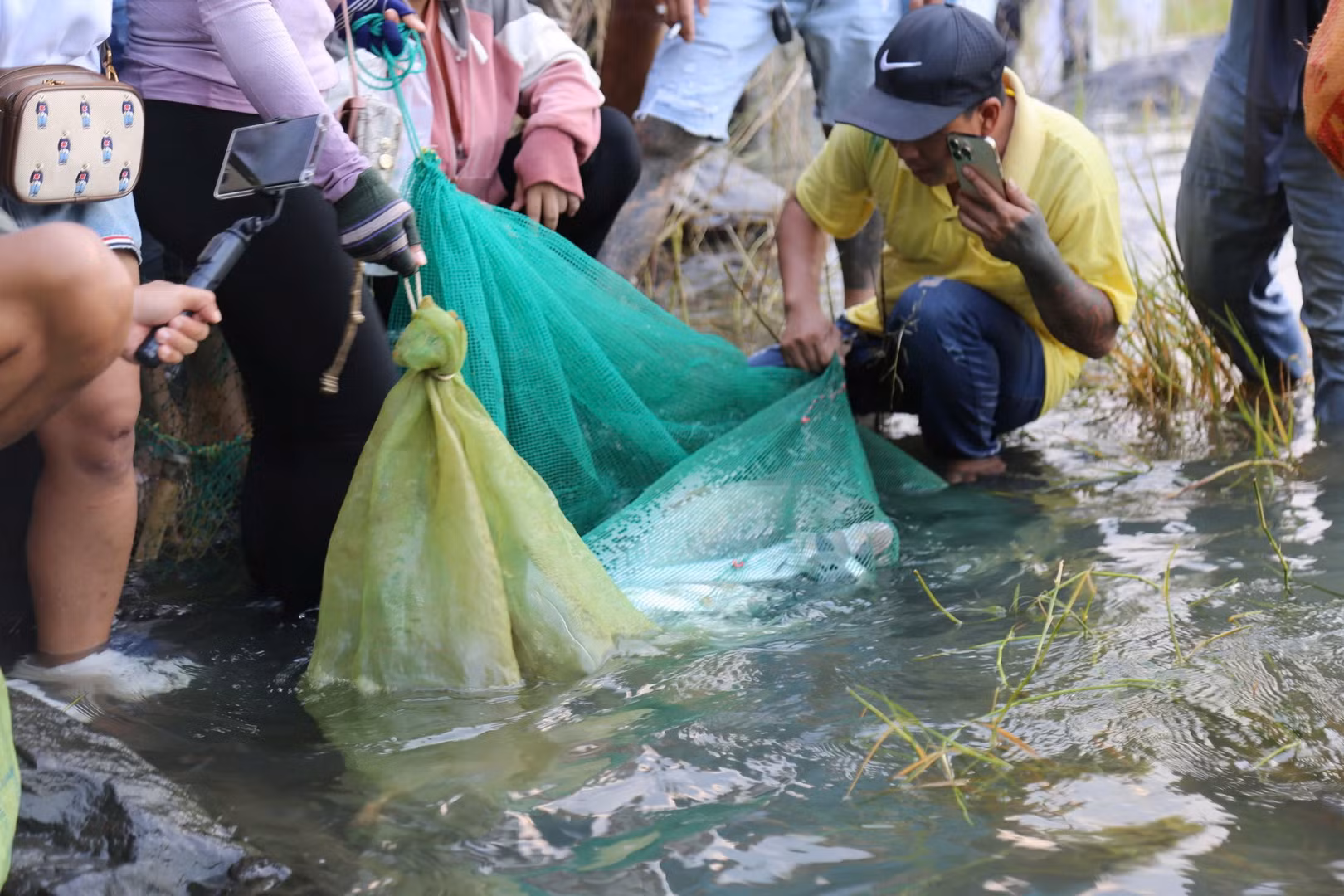 [Ảnh] Người dân bắt cá sau khi thủy điện lớn nhất miền nam ngưng xả tràn ảnh 5