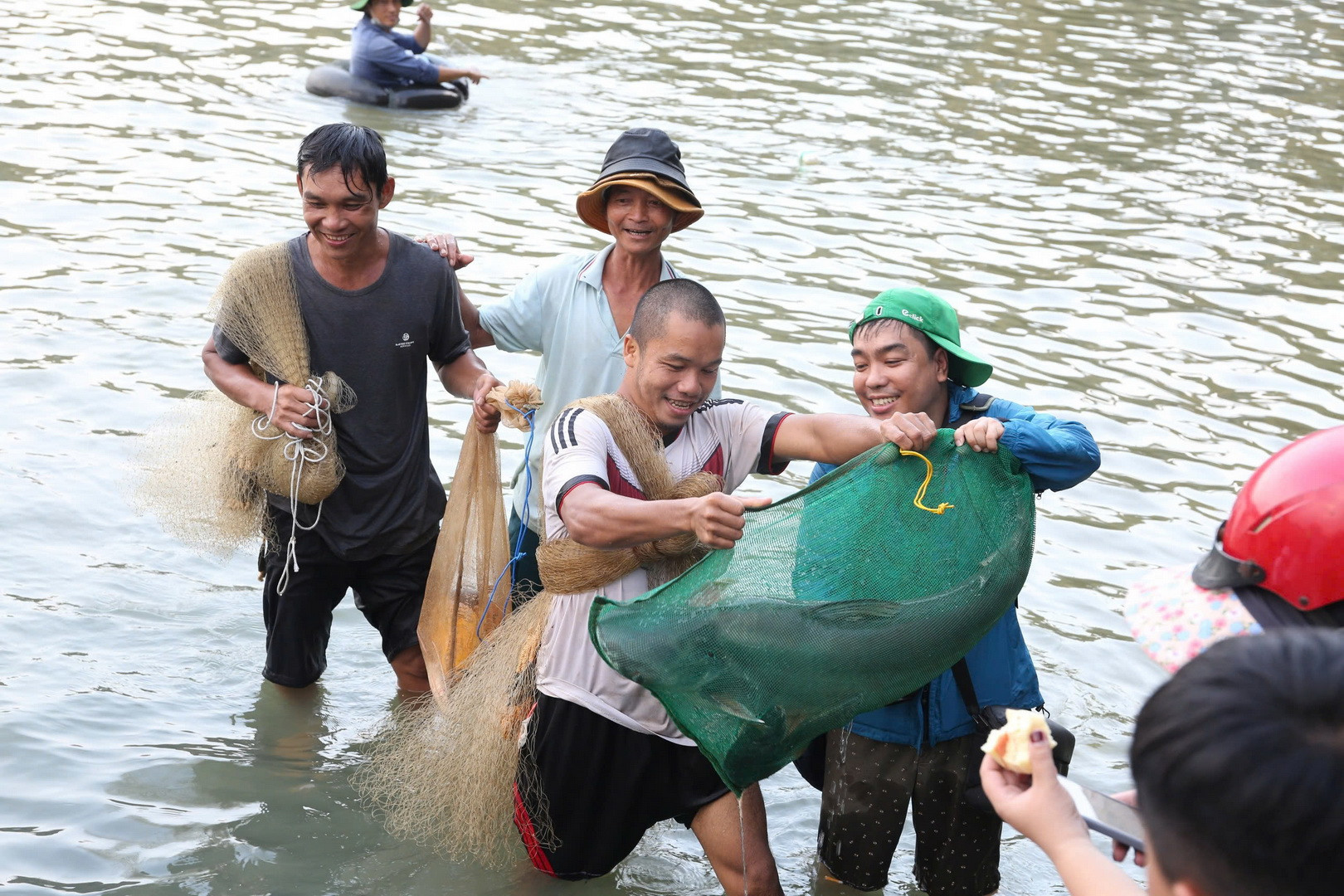 [Ảnh] Người dân bắt cá sau khi thủy điện lớn nhất miền nam ngưng xả tràn ảnh 3