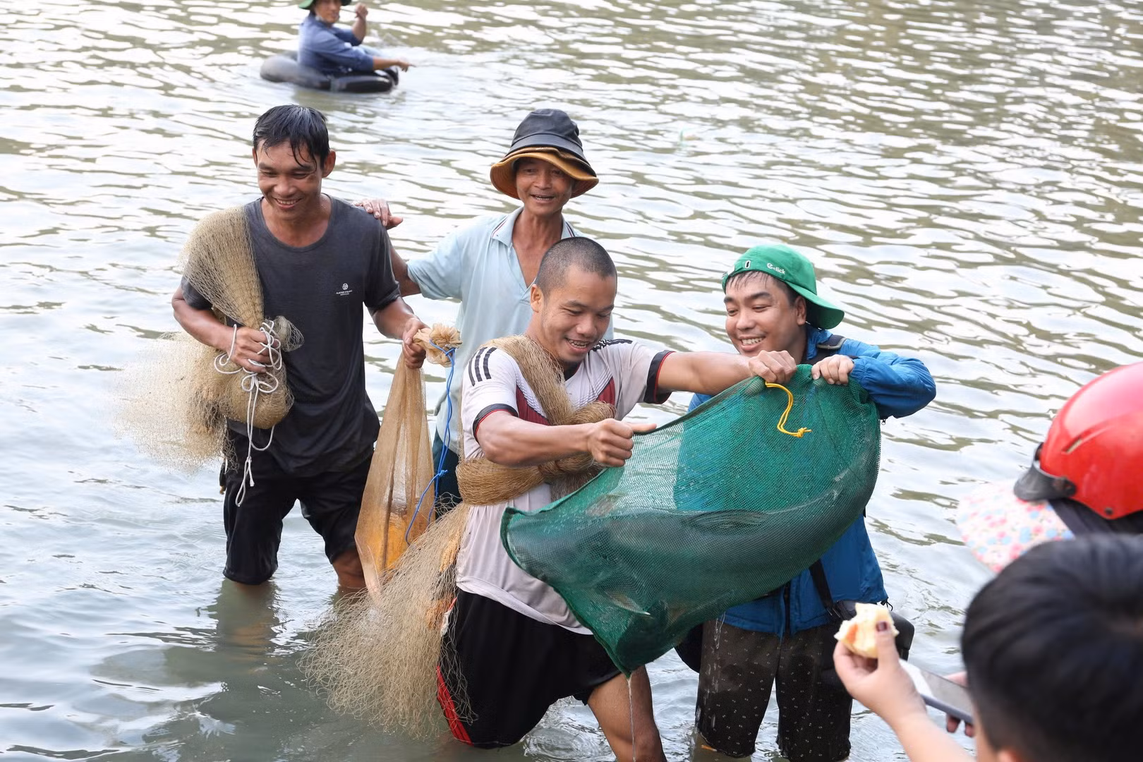 [Ảnh] Người dân bắt cá sau khi thủy điện lớn nhất miền nam ngưng xả tràn ảnh 3