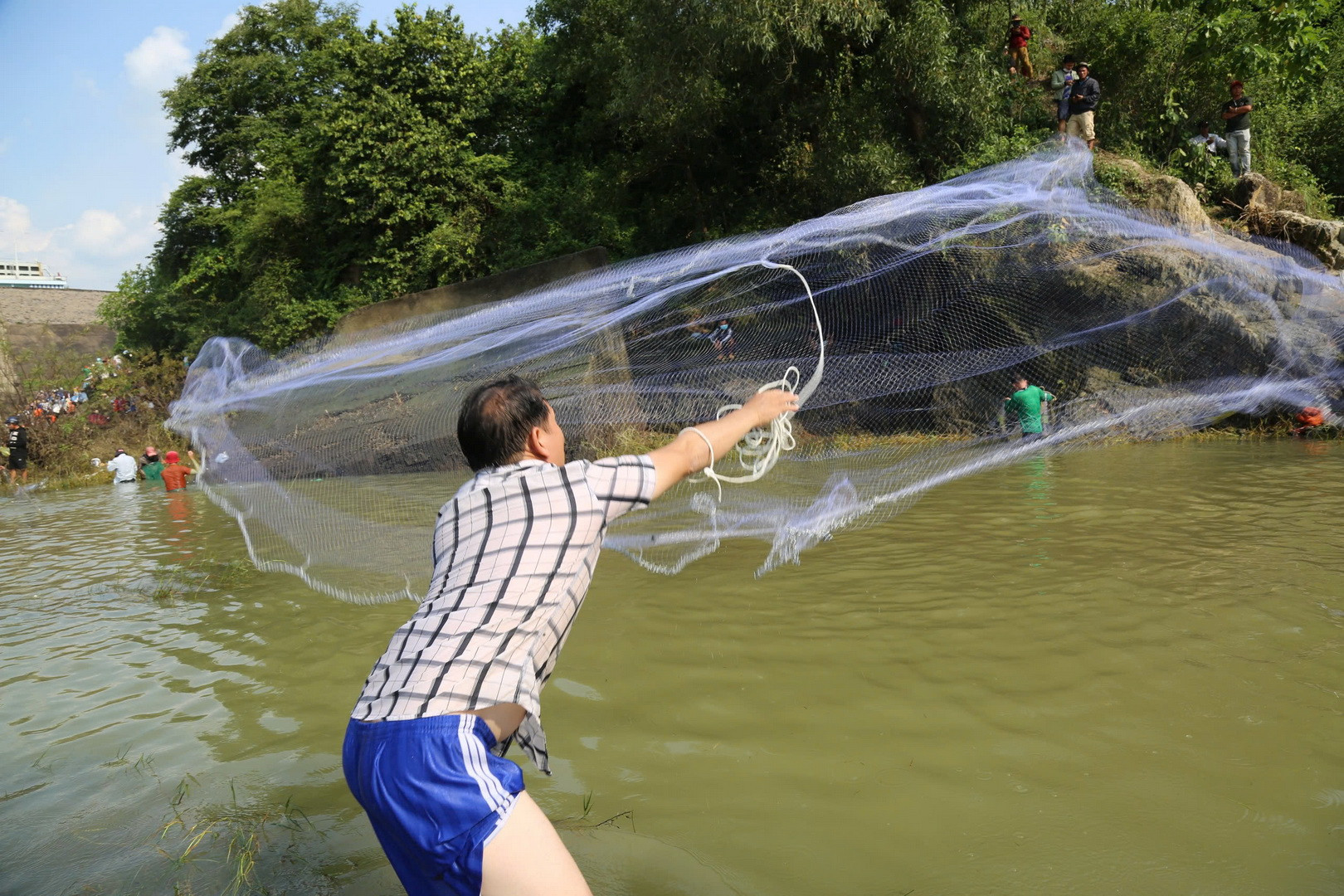 [Ảnh] Người dân bắt cá sau khi thủy điện lớn nhất miền nam ngưng xả tràn ảnh 4