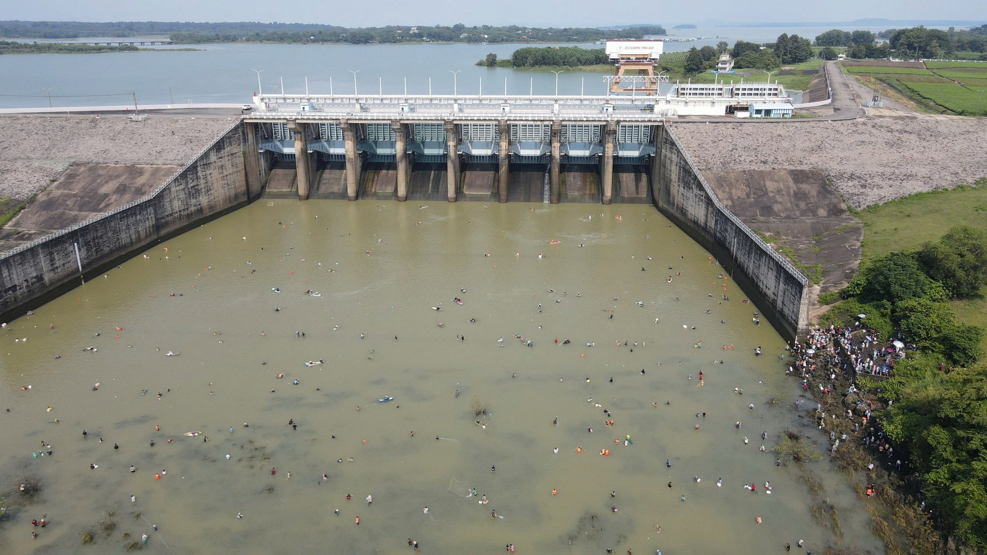 [Ảnh] Người dân bắt cá sau khi thủy điện lớn nhất miền nam ngưng xả tràn ảnh 11