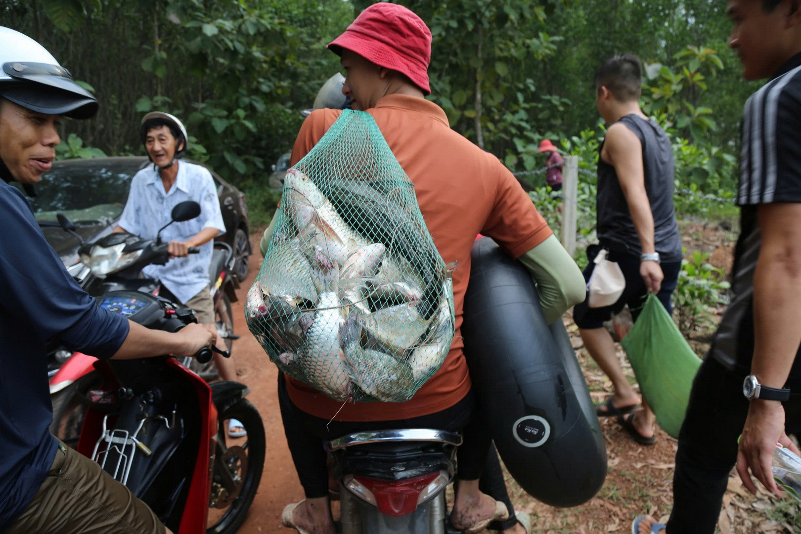 [Ảnh] Người dân bắt cá sau khi thủy điện lớn nhất miền nam ngưng xả tràn ảnh 8