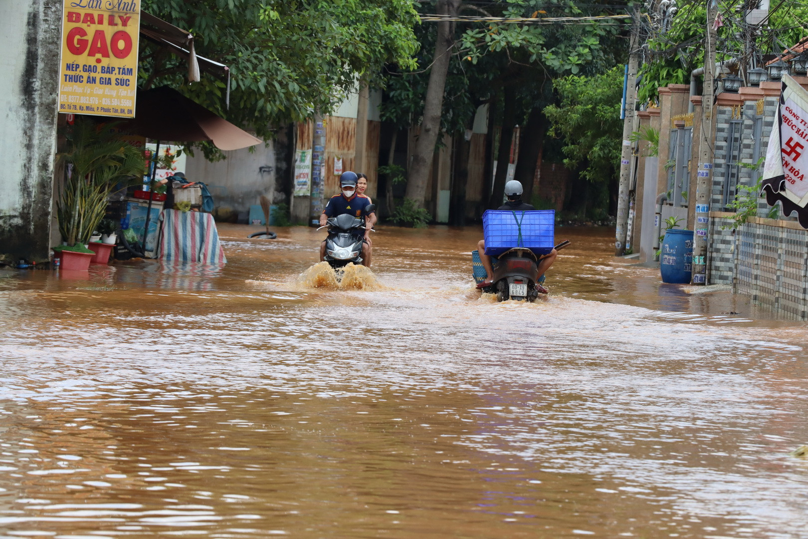 Nhiều tuyến đường ở các khu phố phường Phước Tân, khu vực ven sông Buông ngập nước sâu từ rạng sáng 29/10.