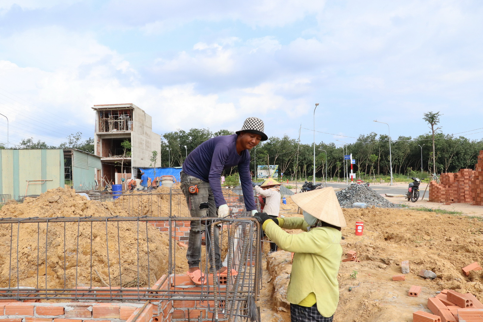 Một ngôi nhà khác đang trong giai đoạn thi công phần móng.