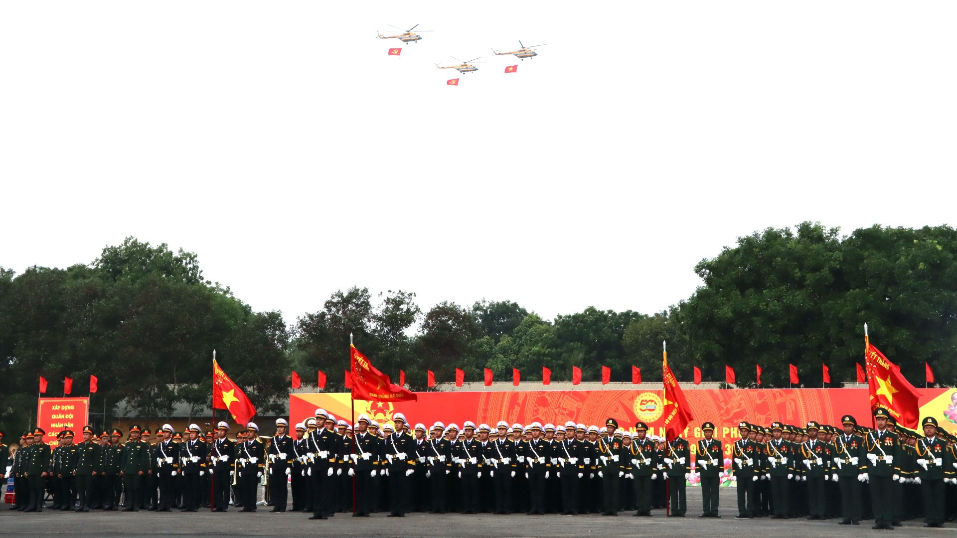 Đến nay, sau gần hai tháng hội quân tại sân bay Biên Hòa luyện tập, nhiều máy bay trực thăng, tiêm kích Su30-MK2, Yak-138 đã thực hiện các bài bay luyện tập từ sân bay Biên Hòa lên bầu trời Thành phố Hồ Chí Minh, tham gia tổng hợp hai lần.