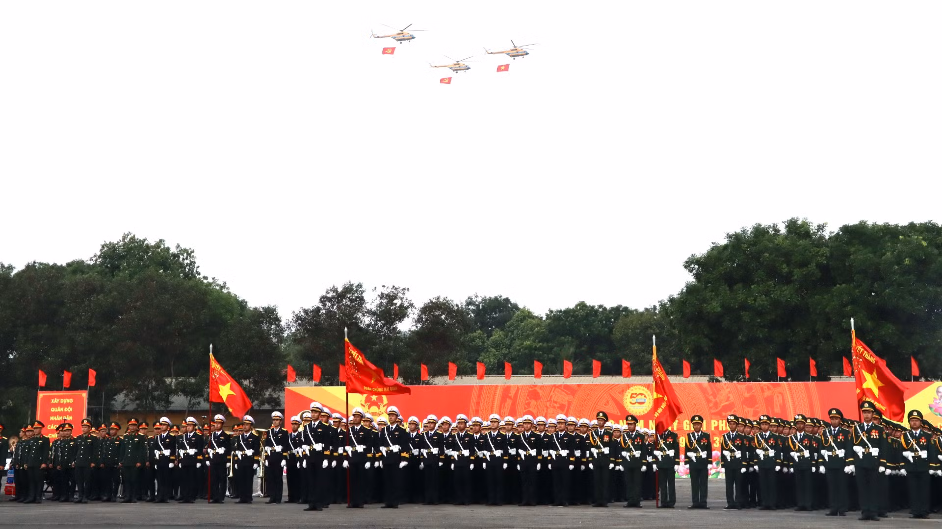 Đến nay, sau gần hai tháng hội quân tại sân bay Biên Hòa luyện tập, nhiều máy bay trực thăng, tiêm kích Su30-MK2, Yak-138 đã thực hiện các bài bay luyện tập từ sân bay Biên Hòa lên bầu trời Thành phố Hồ Chí Minh, tham gia tổng hợp hai lần.