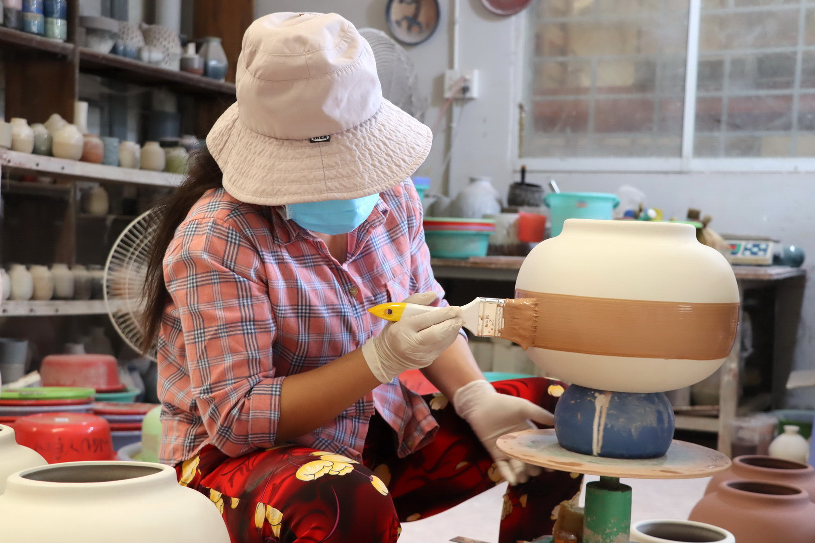 Thợ gốm Biên Hòa thực hiện khâu chấm men. Thợ gốm Biên Hòa thực hiện khâu chấm men.