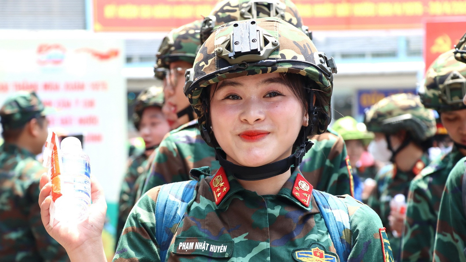 Nữ sĩ quan phấn khởi trước sự đón tiếp của người dân địa phương.