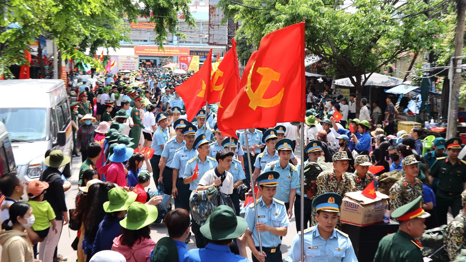 Lực lượng các quân binh chủng tham gia diễu binh, diễu hành xuống ga Biên Hòa, đi qua đường Hưng Đạo Vương.
