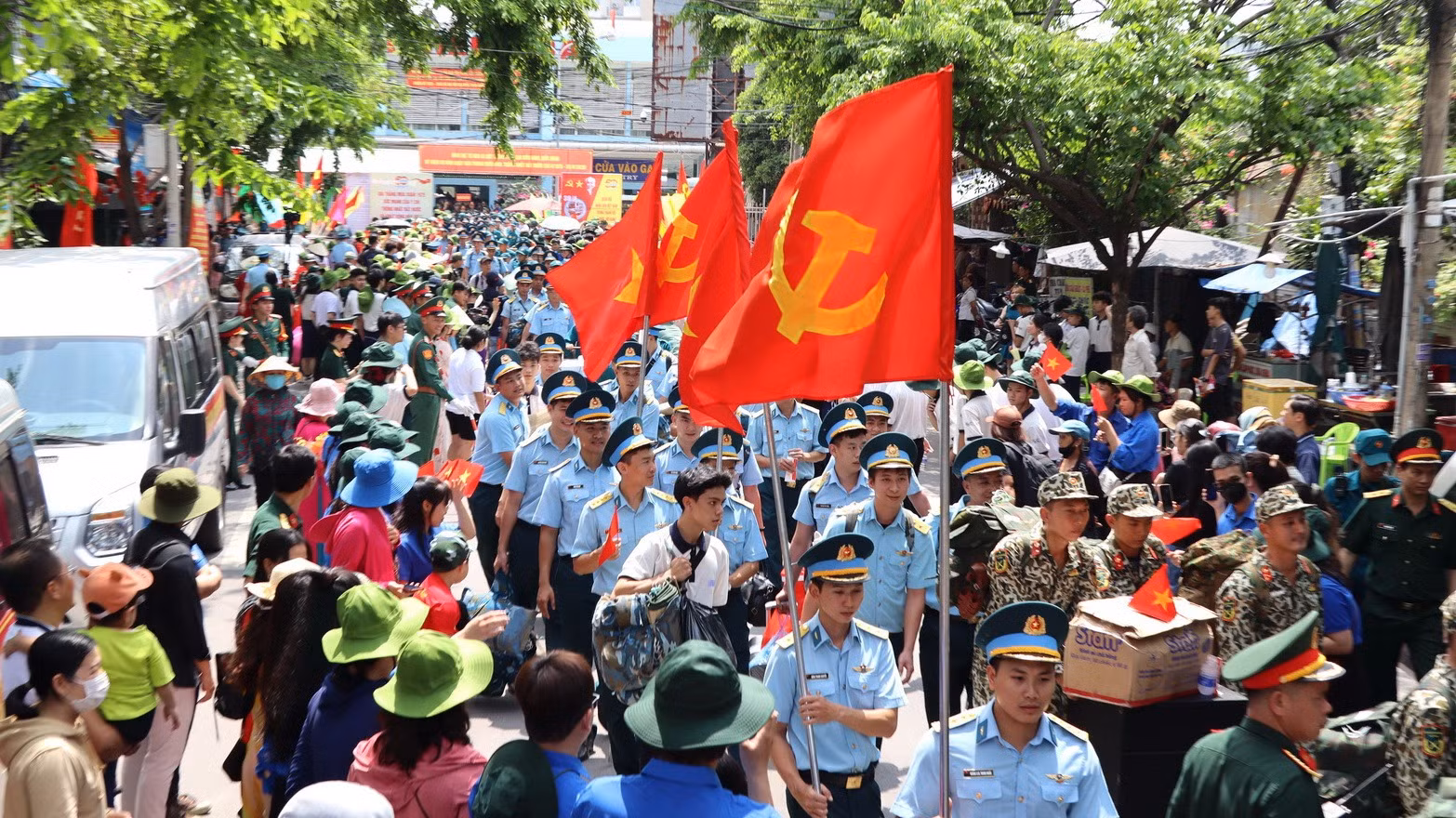 Lực lượng các quân binh chủng tham gia diễu binh, diễu hành xuống ga Biên Hòa, đi qua đường Hưng Đạo Vương.