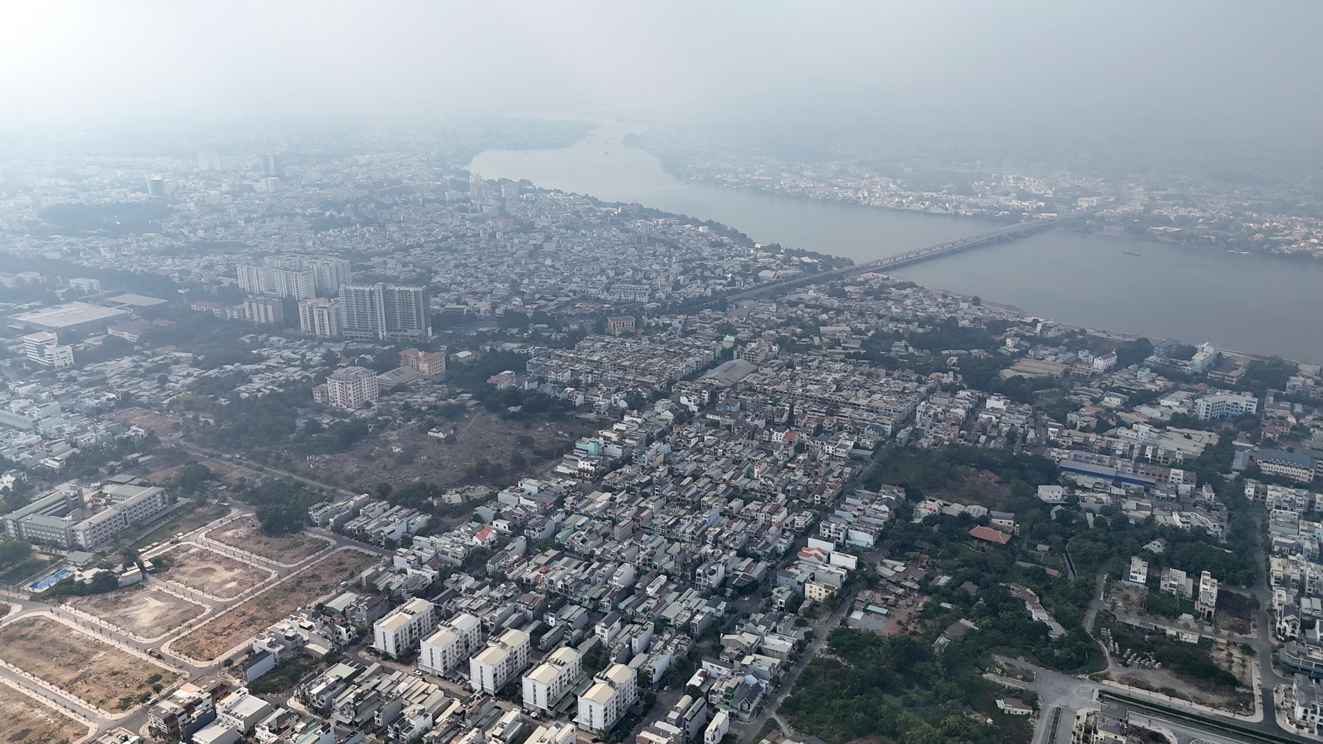 Lãnh đạo thành phố Biên Hòa cho biết, nếu thực hiện các khu tái định cư ở 3 khu đất trên sẽ có thêm khoảng 1.000 lô đất tái định cư cho các dự án đang và sắp triển khai. Bên cạnh đó, nhu cầu nhà ở xã hội, nhà ở công nhân rất lớn. Nếu có thêm 3 khu đất này, nhiều hộ dân phải nhường đất cho các dự án sẽ sớm có chỗ ở ổn định.