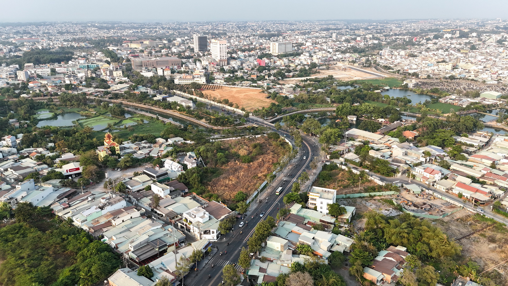 Thành phố Biên Hòa đang thực hiện điều chỉnh tổng thể quy hoạch chung đến năm 2045. Quá trình thực hiện, ngành chức năng sẽ xem xét những vị trí thuận lợi, dễ kết nối đồng bộ với hệ thống hạ tầng kỹ thuật, hạ tầng xã hội để quy hoạch xây dựng thêm các khu tái định cư. Với mục tiêu cao nhất là bảo đảm quyền lợi của người dân di dời thực hiện các dự án.