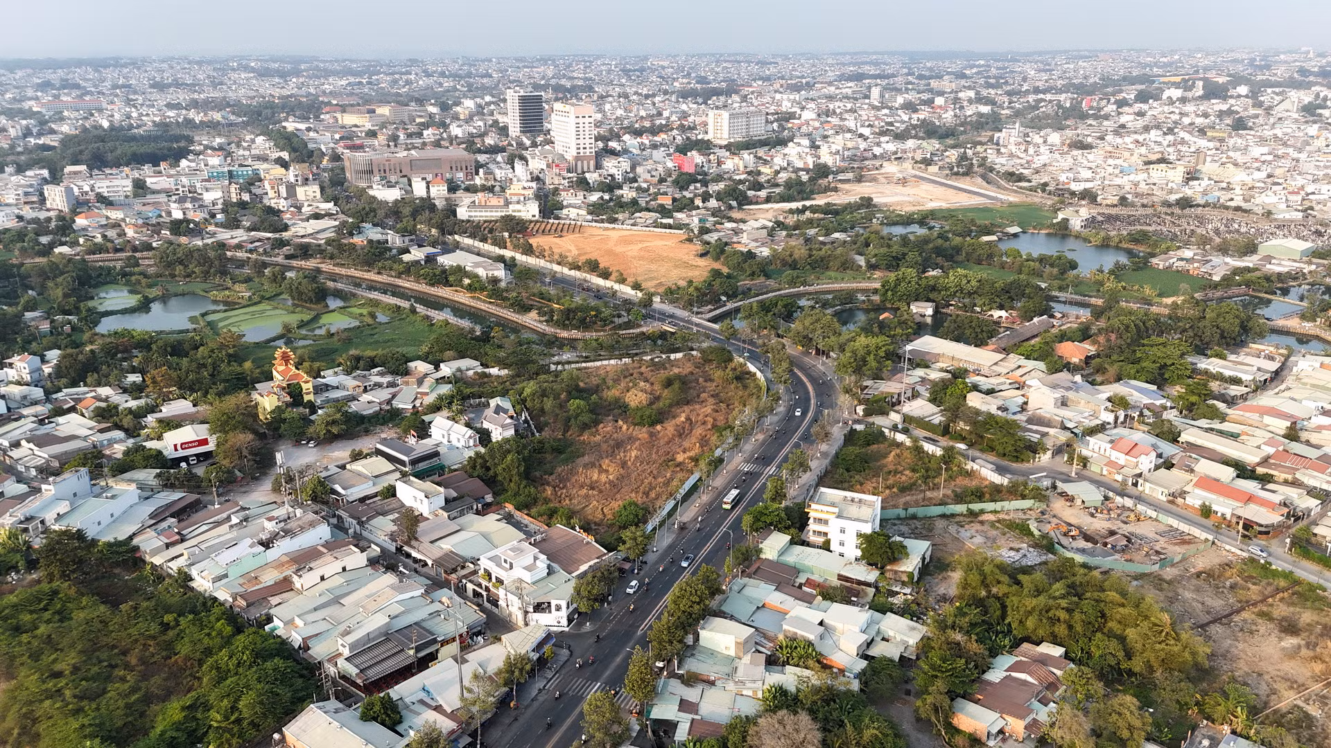 Thành phố Biên Hòa đang thực hiện điều chỉnh tổng thể quy hoạch chung đến năm 2045. Quá trình thực hiện, ngành chức năng sẽ xem xét những vị trí thuận lợi, dễ kết nối đồng bộ với hệ thống hạ tầng kỹ thuật, hạ tầng xã hội để quy hoạch xây dựng thêm các khu tái định cư. Với mục tiêu cao nhất là bảo đảm quyền lợi của người dân di dời thực hiện các dự án.