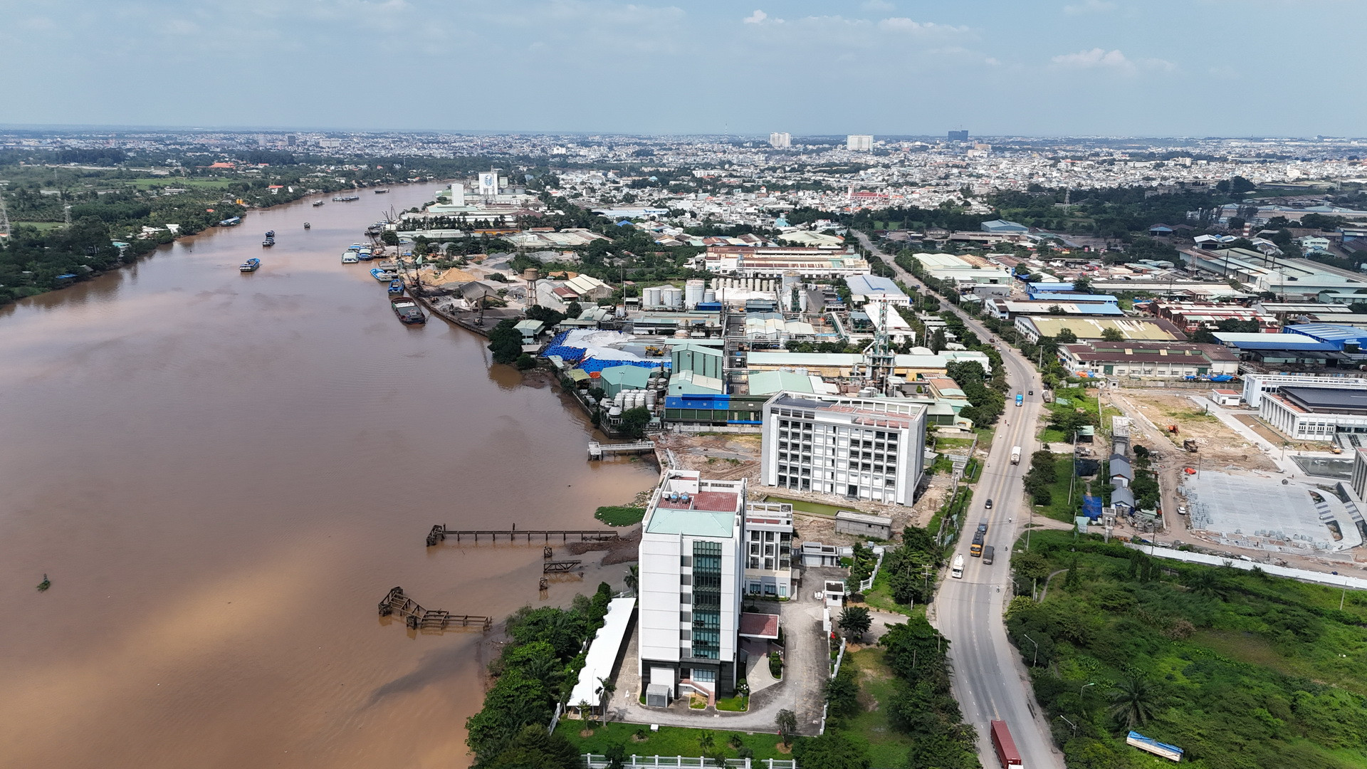 Khu Trung tâm chính trị-hành chính tỉnh Đồng Nai dự kiến khoảng 44ha, trong đó 19ha đất xây dựng các cơ quan hành chính. Diện tích này nằm trong phạm vi đất khu công nghiệp Biên Hòa 1 chuyển đổi công năng thành khu đô thị thương mại-dịch vụ.