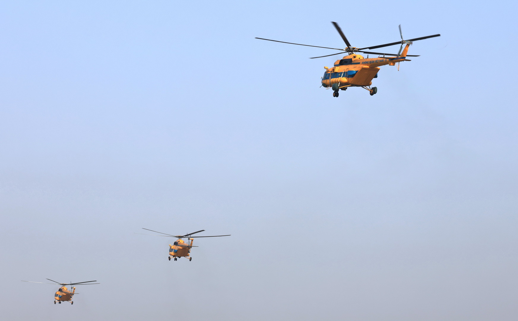 Ba máy bay trực thăng bay theo đội hình.