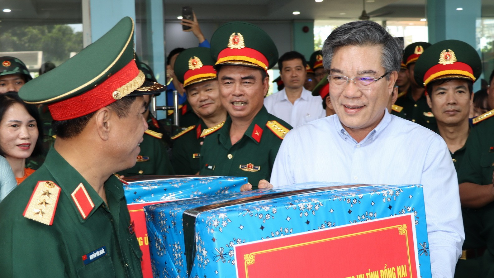 Lãnh đạo tỉnh Đồng Nai tặng quà cho Đoàn lực lượng tham gia diễu binh, diễu hành tại sân ga Biên Hòa.