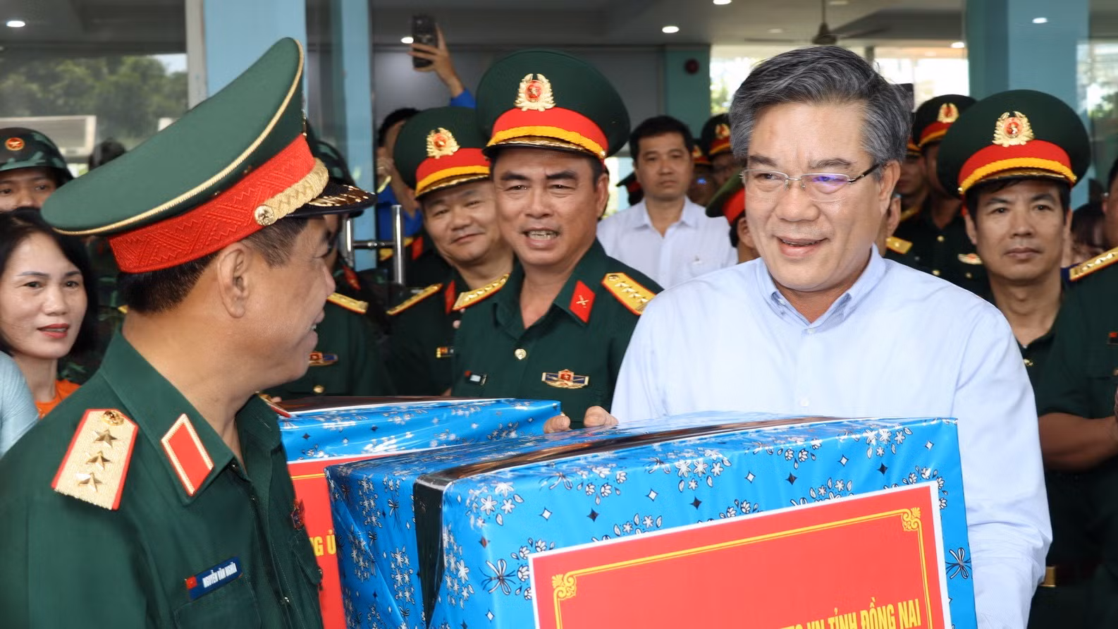 Lãnh đạo tỉnh Đồng Nai tặng quà cho Đoàn lực lượng tham gia diễu binh, diễu hành tại sân ga Biên Hòa.