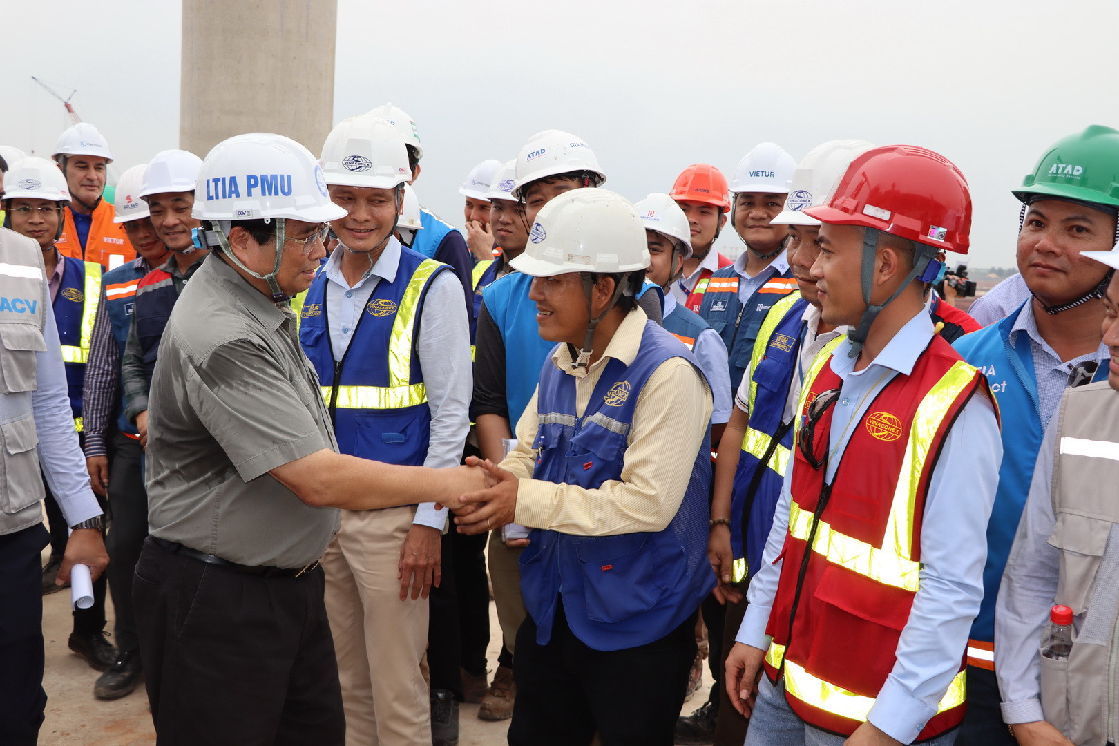 Thủ tướng Phạm Minh Chính động viên cán bộ, kỹ sư, công nhân tham gia thi công nhà ga hành khách dự án sân bay Long Thành.