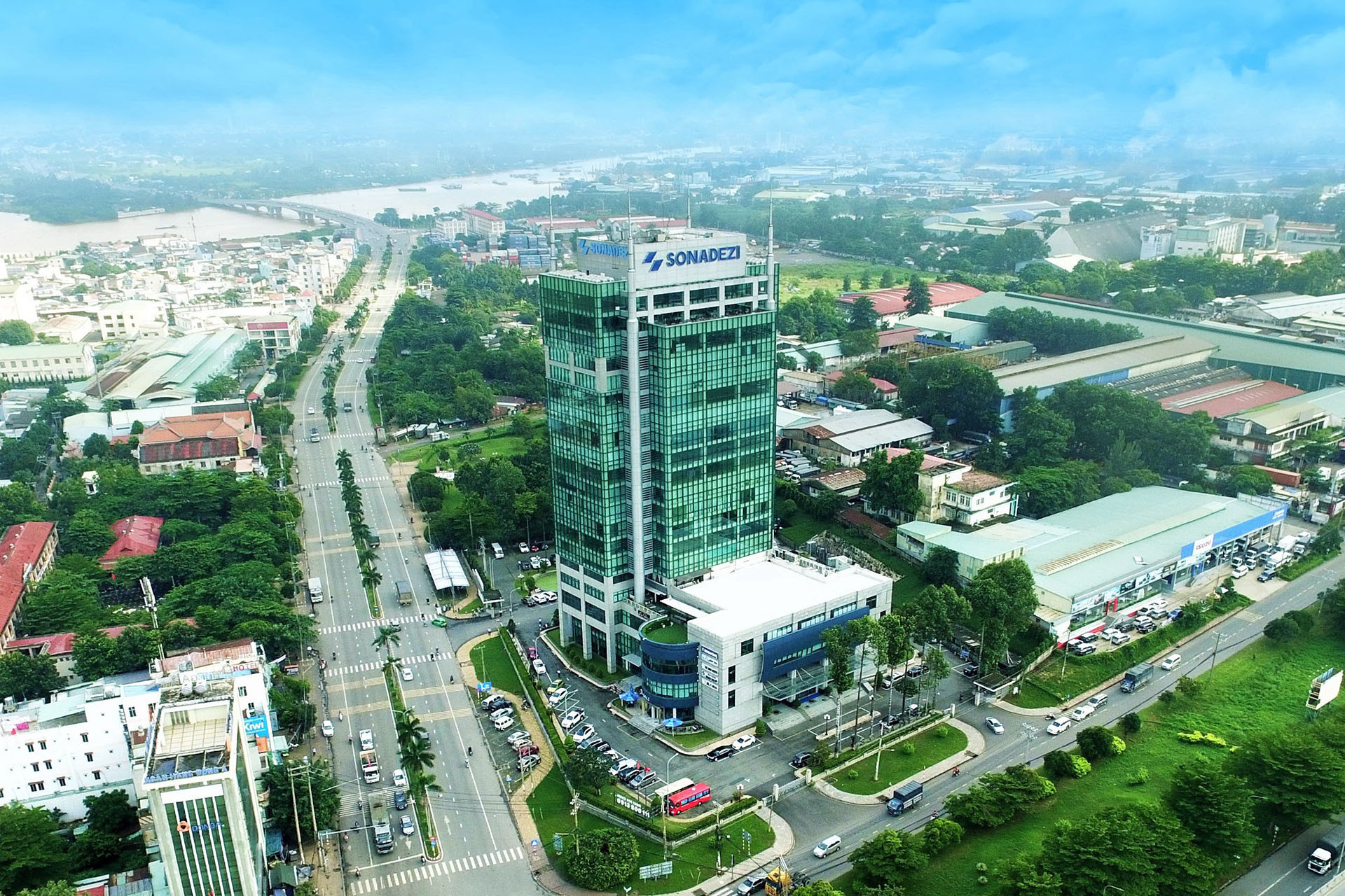 Dự án khu đô thị dịch vụ Biên Hòa 1 có diện tích hơn 286ha; trong đó, có 2 công trình hiện hữu đề xuất giữ lại gồm: Tòa nhà Sonadezi, diện tích khoảng 1,2ha và Trung tâm kỹ thuật Tiêu chuẩn đo lường chất lượng 3, diện tích khoảng 2,2ha. Do vậy, khu đô thị dịch vụ Biên Hòa 1 sau khi giảm diện tích 2 khu vực trên còn hơn 283ha. Dự án khu đô thị dịch vụ Biên Hòa 1 có diện tích hơn 286ha; trong đó, có 2 công trình hiện hữu đề xuất giữ lại gồm: Tòa nhà Sonadezi, diện tích khoảng 1,2ha và Trung tâm kỹ thuật Tiêu chuẩn đo lường chất lượng 3, diện tích khoảng 2,2ha. Do vậy, khu đô thị dịch vụ Biên Hòa 1 sau khi giảm diện tích 2 khu vực trên còn hơn 283ha.