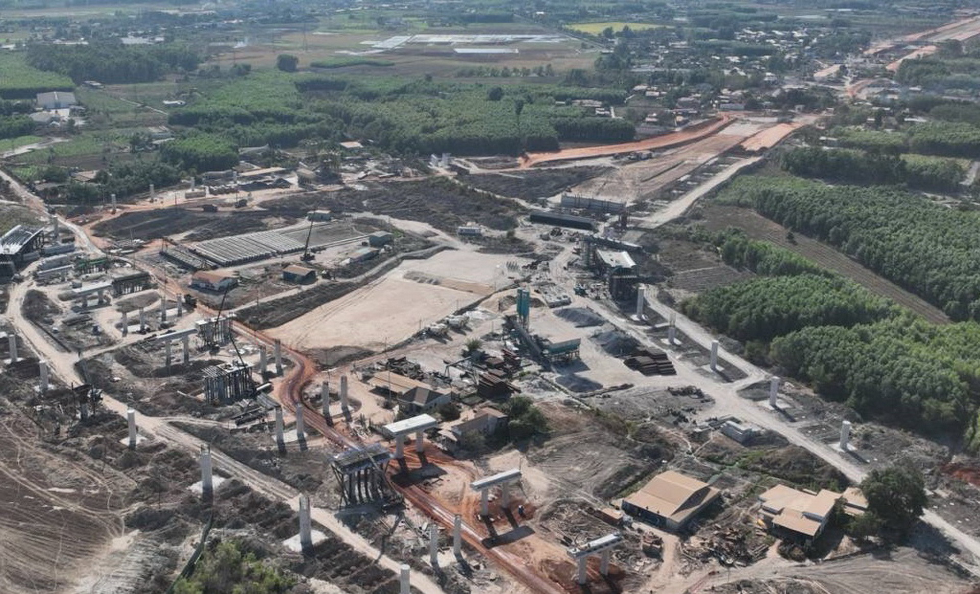 Đối với đường giao thông kết nối T1, T2, liên danh nhà thầu đã huy động hơn 600 cán bộ, kỹ sư, công nhân và gần 200 máy móc triển khai đồng loạt các mũi thi công. Đến thời điểm này, một số đoạn đã cấp phối đá dăm, đang hoàn thiện cọc khoan nhồi.