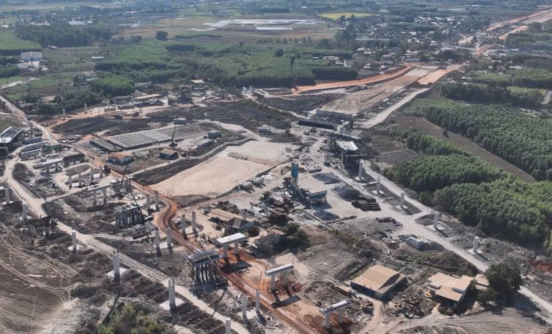 Đối với đường giao thông kết nối T1, T2, liên danh nhà thầu đã huy động hơn 600 cán bộ, kỹ sư, công nhân và gần 200 máy móc triển khai đồng loạt các mũi thi công. Đến thời điểm này, một số đoạn đã cấp phối đá dăm, đang hoàn thiện cọc khoan nhồi.