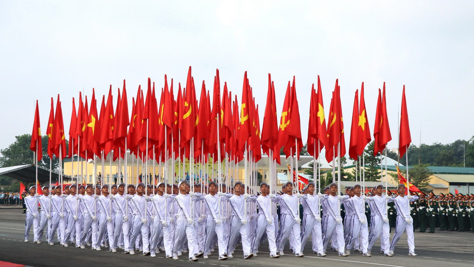 Khối cờ Đảng, cờ Tổ quốc mở đầu chương trình tổng hợp luyện.