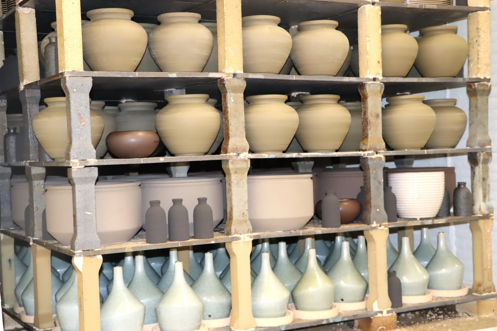 Sản phẩm gốm mỹ nghệ dòng đất trắng trang trí mới ra lò. Sản phẩm gốm mỹ nghệ dòng đất trắng trang trí mới ra lò.