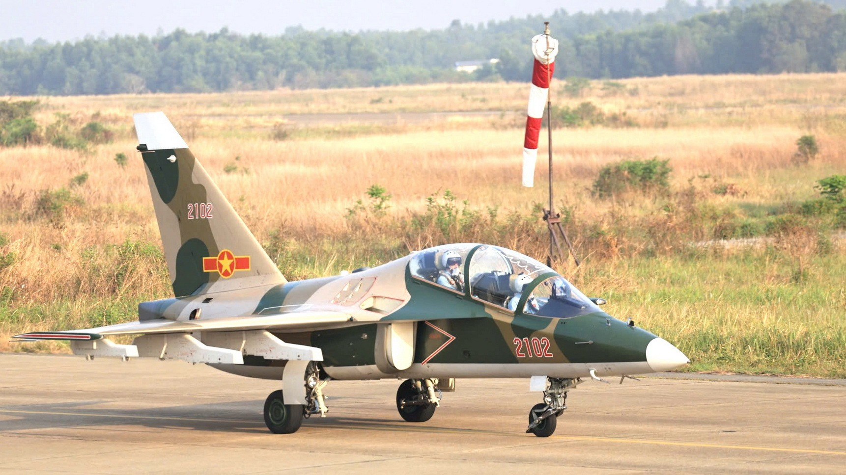 Máy bay Yak-130 cất cánh bay huấn luyện.