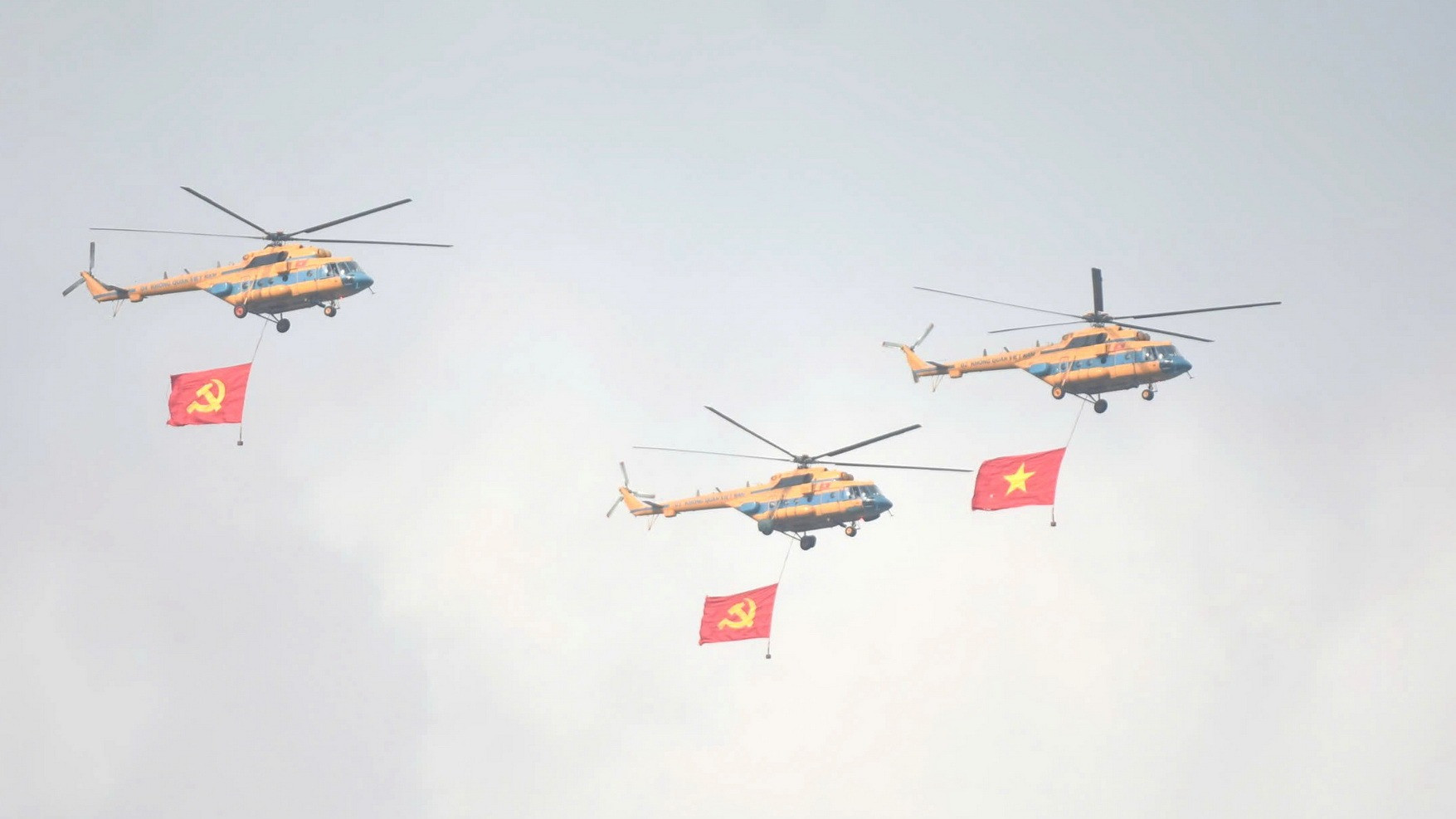 Biên đội 3 trực thăng kéo cờ Đảng, cờ Tổ quốc tham gia tổng hợp luyện.