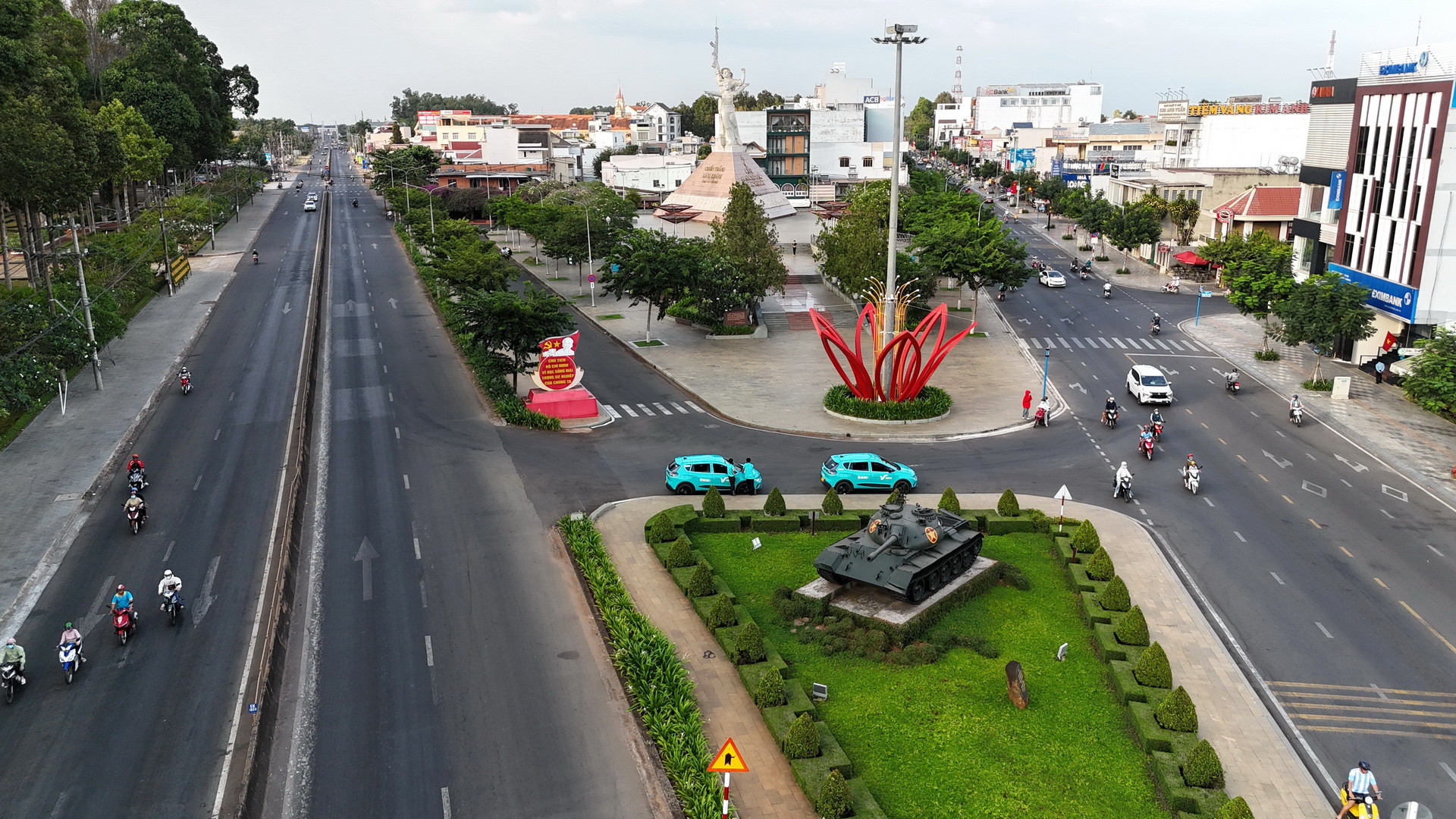 Tượng đài Chiến thắng Long Khánh, nơi ghi dấu chứng tích cách đây 49 năm về trước quân ta đập tan “cánh cửa thép” Xuân Lộc, mở đường cho đại quân ta tiến về Sài Gòn giải phóng miền nam, thống nhất đất nước.