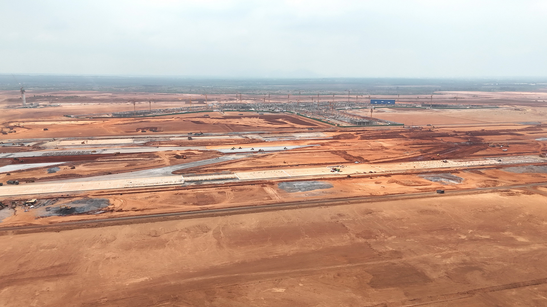 Các hạng mục nhà ga hành khách, đường cất hạ cánh, đài không lưu, sân đỗ máy bay đang được tăng tốc đẩy nhanh tiến độ.