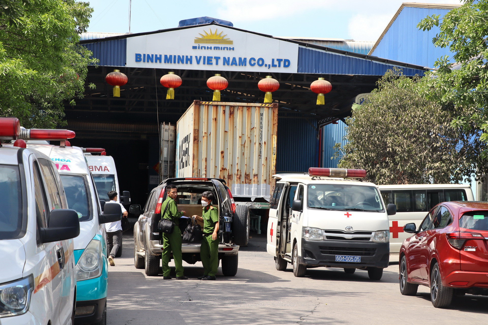 Công an tỉnh Đồng Nai huy động hơn 100 cán bộ, chiến sĩ của nhiều phòng nghiệp vụ đến hiện trường khắc phục hậu quả, khám nghiệm, điều tra, làm rõ nguyên nhân.