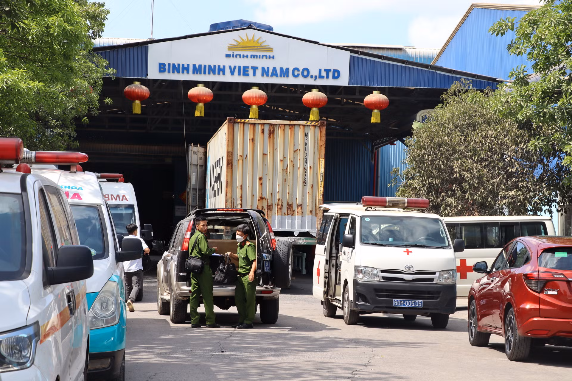 Công an tỉnh Đồng Nai huy động hơn 100 cán bộ, chiến sĩ của nhiều phòng nghiệp vụ đến hiện trường khắc phục hậu quả, khám nghiệm, điều tra, làm rõ nguyên nhân.