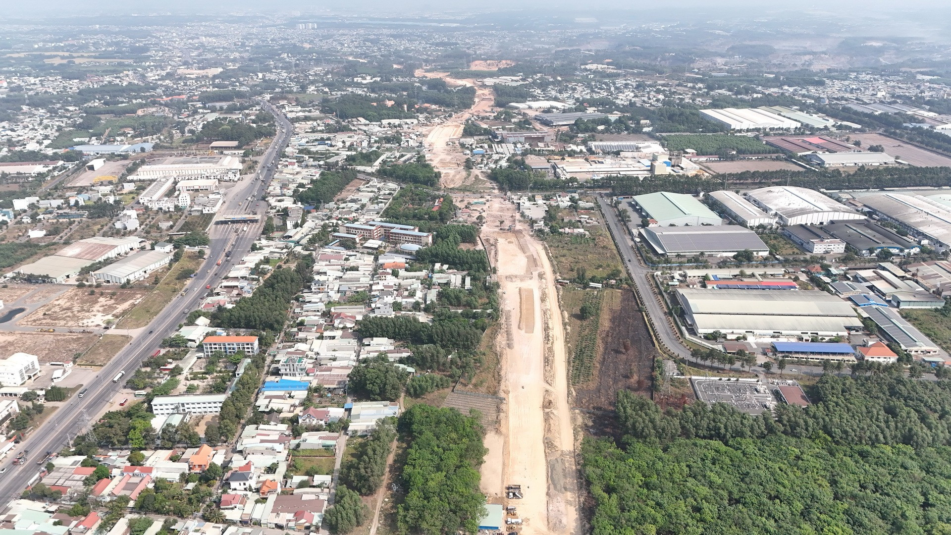 Trong khi đó, dự án cao tốc Biên Hòa-Vũng Tàu sau thời gian dài vướng mặt bằng, nhất đoạn qua địa bàn thành phố Biên Hòa, đến nay với sự vào cuộc của cả hệ thống chính trị thành phố, ngày đêm tuyên truyền, vận động đã có 54ha/59,5ha đất đã được bàn giao, đạt 90% tổng diện tích thu hồi.