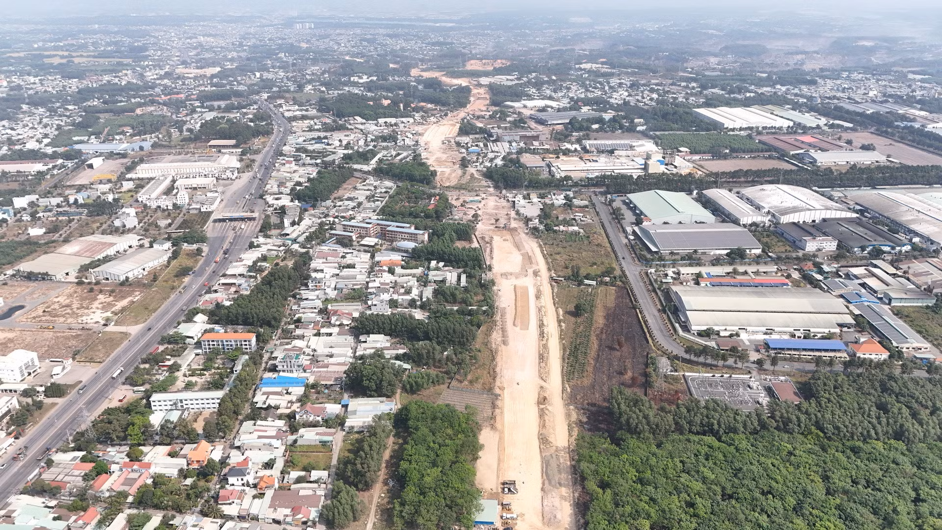 Trong khi đó, dự án cao tốc Biên Hòa-Vũng Tàu sau thời gian dài vướng mặt bằng, nhất đoạn qua địa bàn thành phố Biên Hòa, đến nay với sự vào cuộc của cả hệ thống chính trị thành phố, ngày đêm tuyên truyền, vận động đã có 54ha/59,5ha đất đã được bàn giao, đạt 90% tổng diện tích thu hồi.