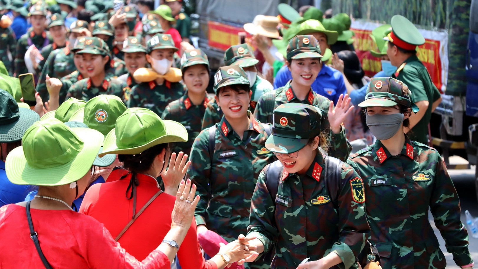 Người dân thành phố Biên Hòa, tỉnh Đồng Nai nồng nhiệt đón lực lượng diễu binh, diễu hành khi vừa xuống ga Biên Hòa.