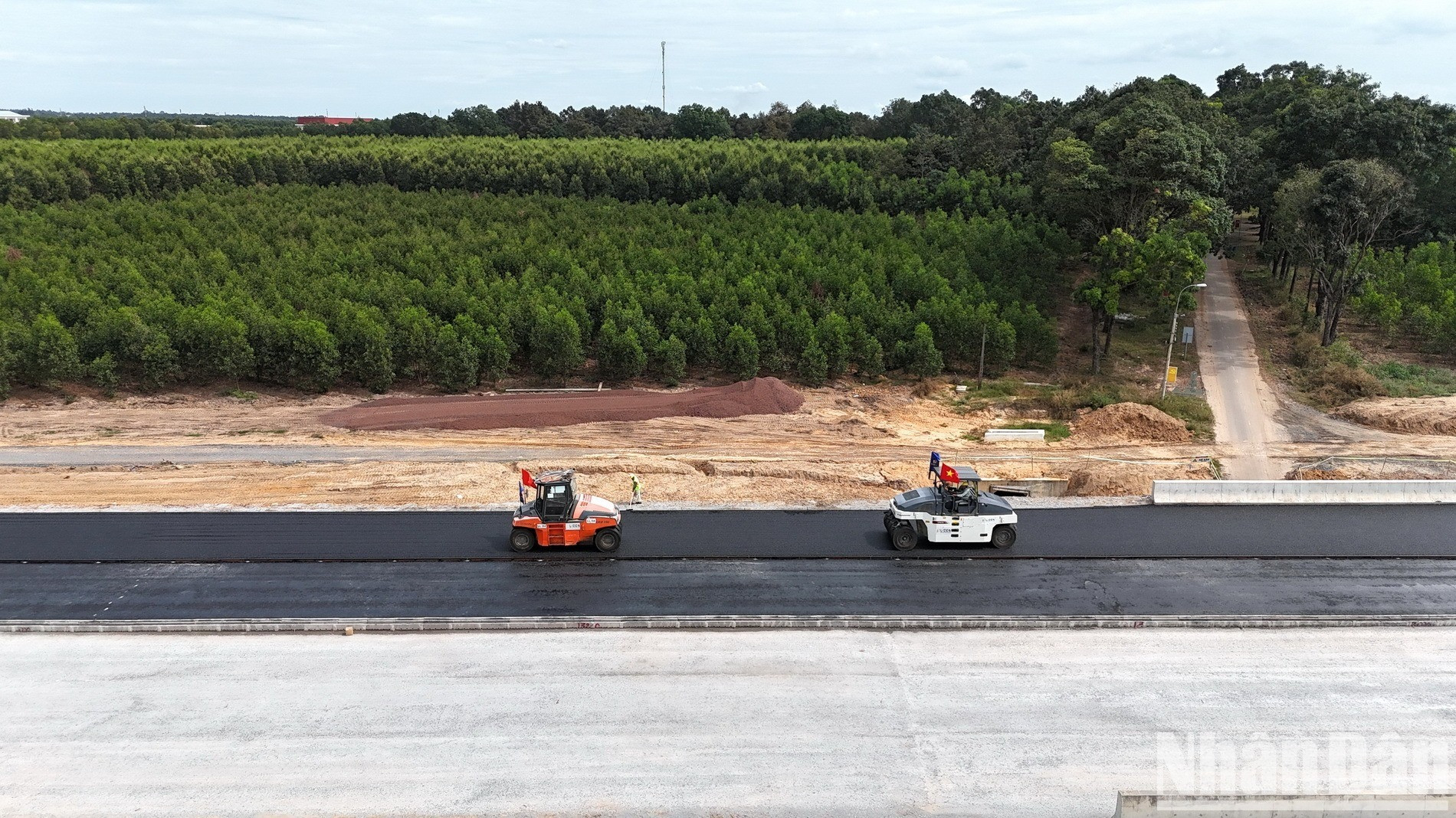 Trong ngày thảm bê-tông nhựa đầu tiên, nhà thầu huy động nhiều máy móc, nhân công tiến hành thi công cao tốc Biên Hòa-Vũng Tàu đoạn thuộc xã An Phước, huyện Long Thành.