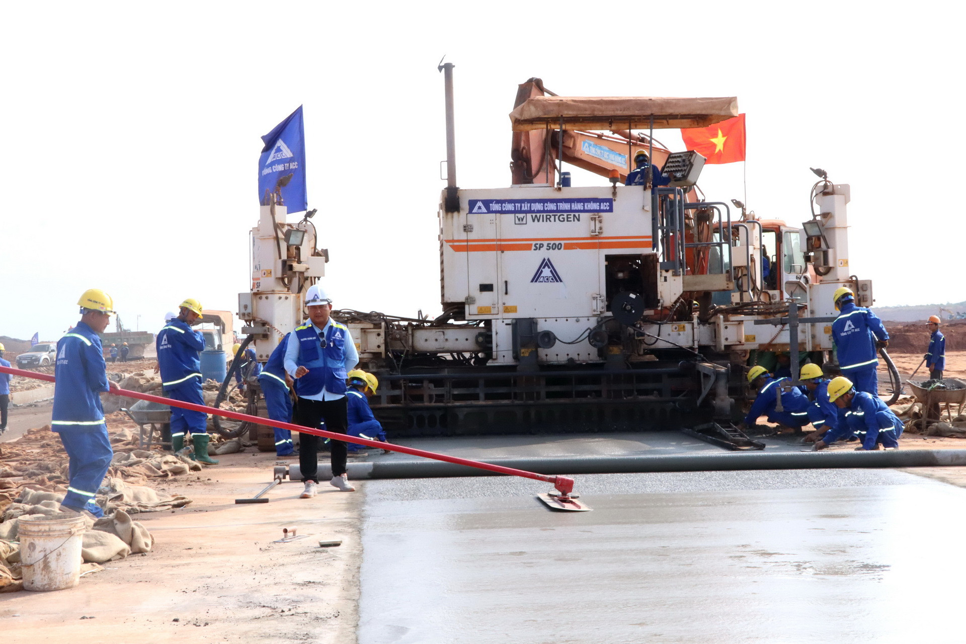 Công nhân tất bật thi công đường cất, hạ cánh sáng 14/3.