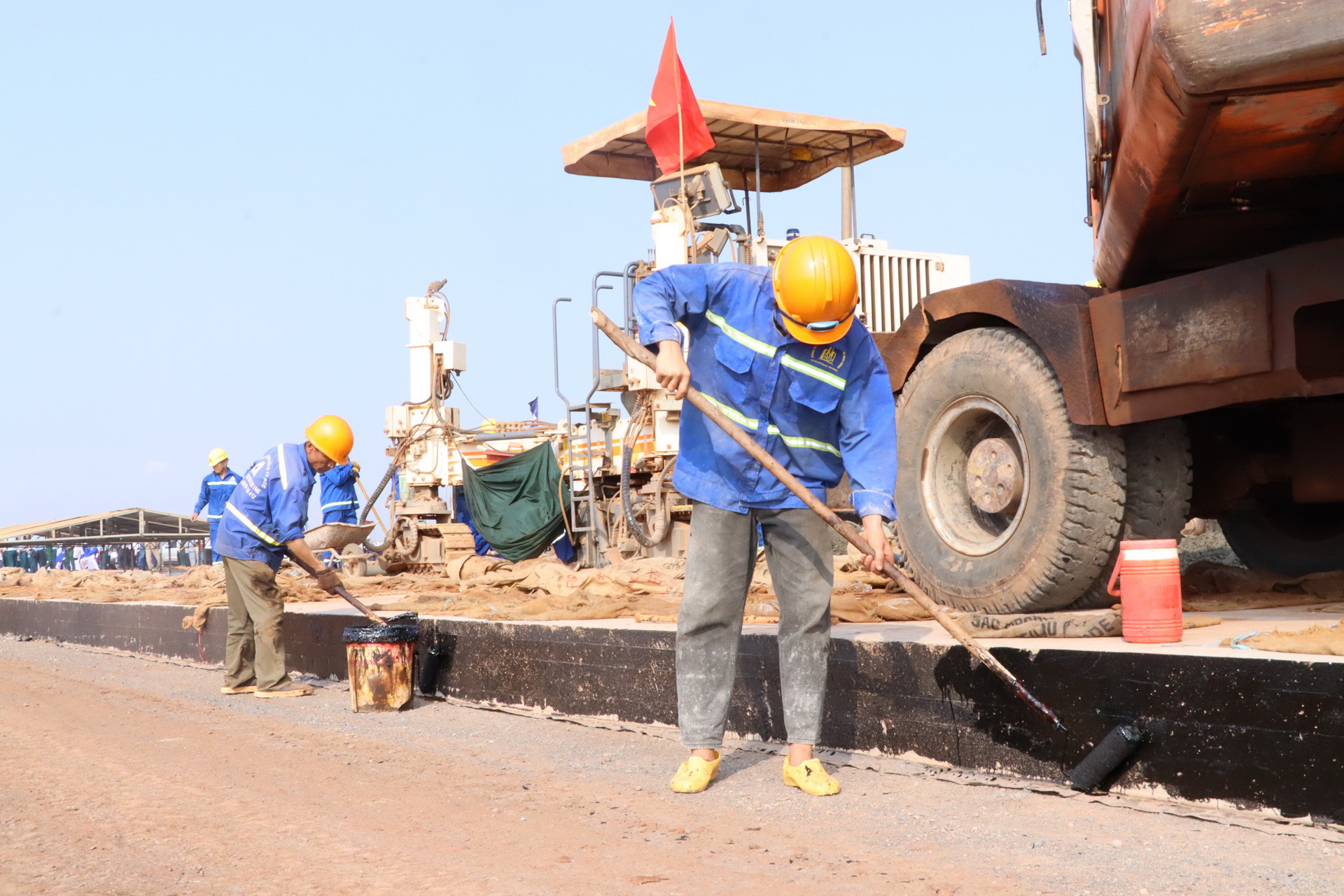 Nhà thầu tranh thủ cao điểm mùa khô để đẩy nhanh tiến độ, thi công công ngày đêm "3 ca, 4 kíp".