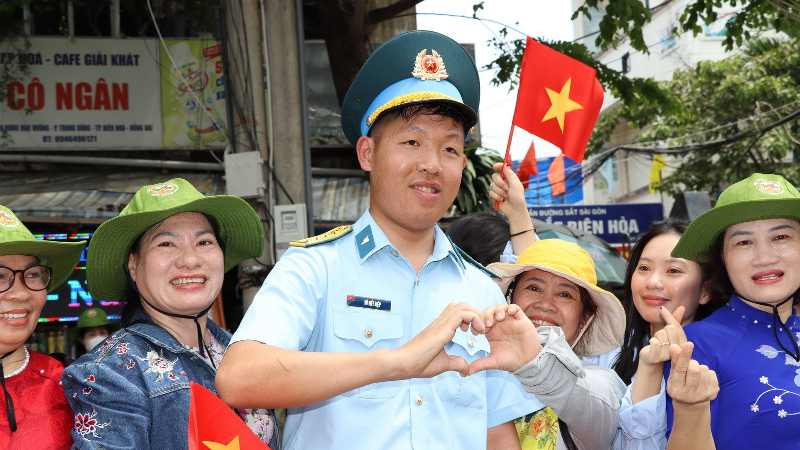 Người dân thành phố Biên Hòa cùng với sĩ quan Quân chủng Phòng không Không quân.