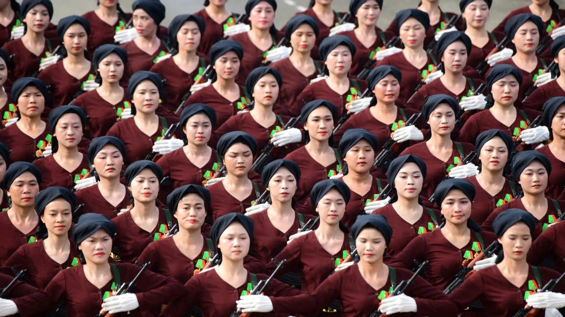 Khối nữ dân quân miền bắc, với màu áo nâu đội khăn mỏ quạ.