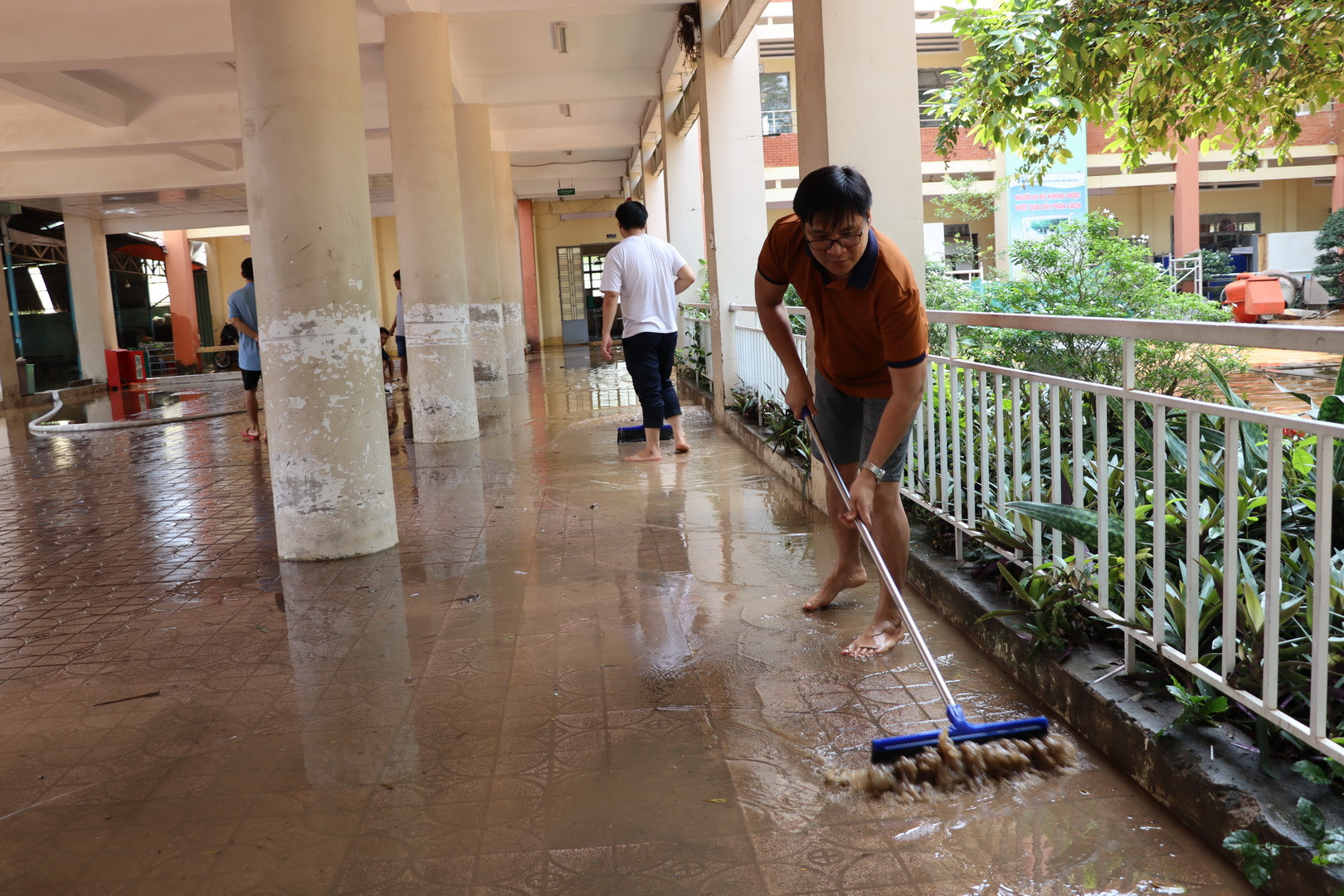 Đến khoảng 10 giờ sáng cùng ngày, việc dọn dẹp sau khi nước rút được thực hiện.