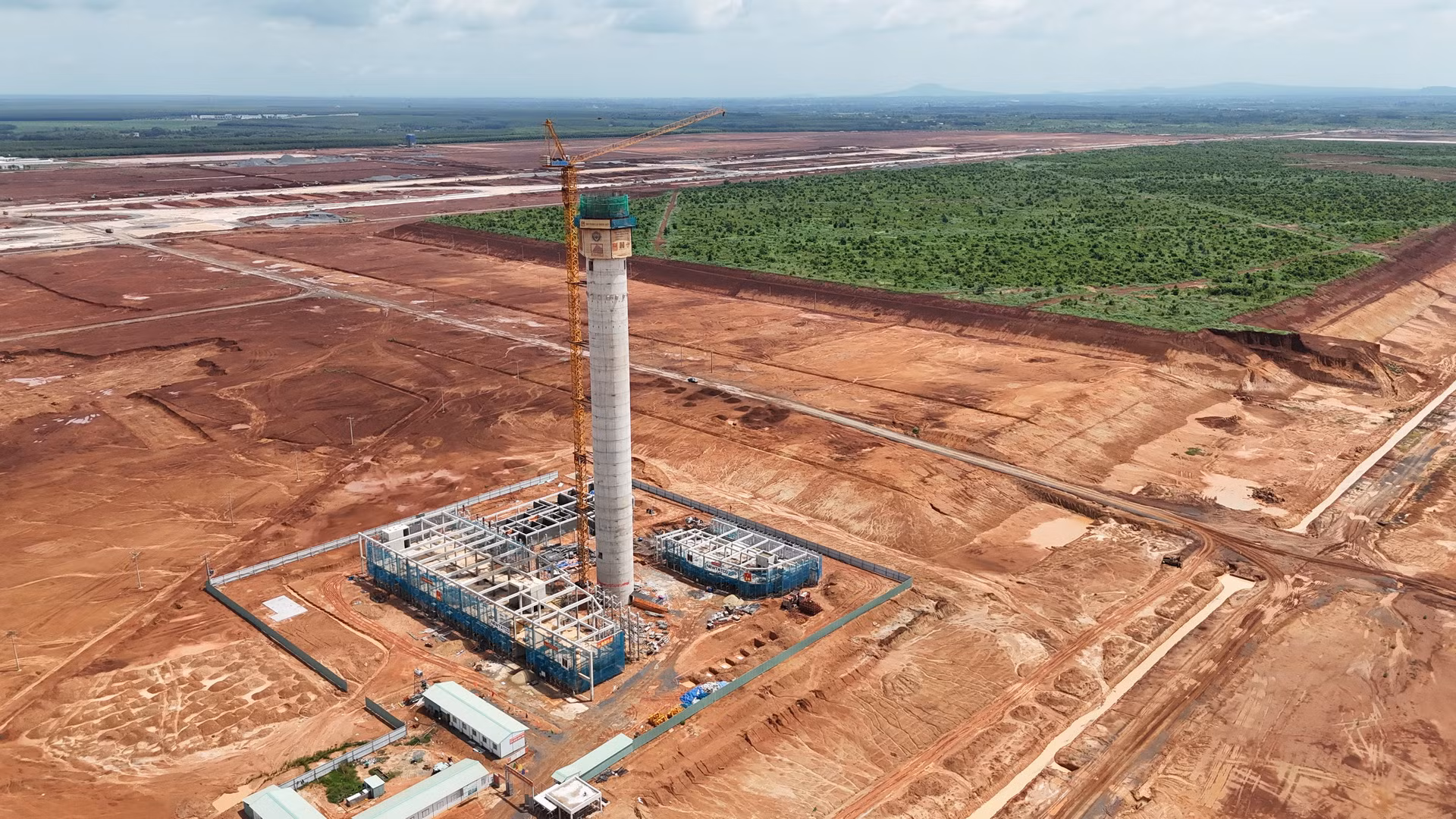 Đối với hạng mục Đài kiểm soát thuộc thành phần 2 do Tổng Công ty quản lý bay Việt Nam làm chủ đầu tư cũng đang khẩn trương thi công.