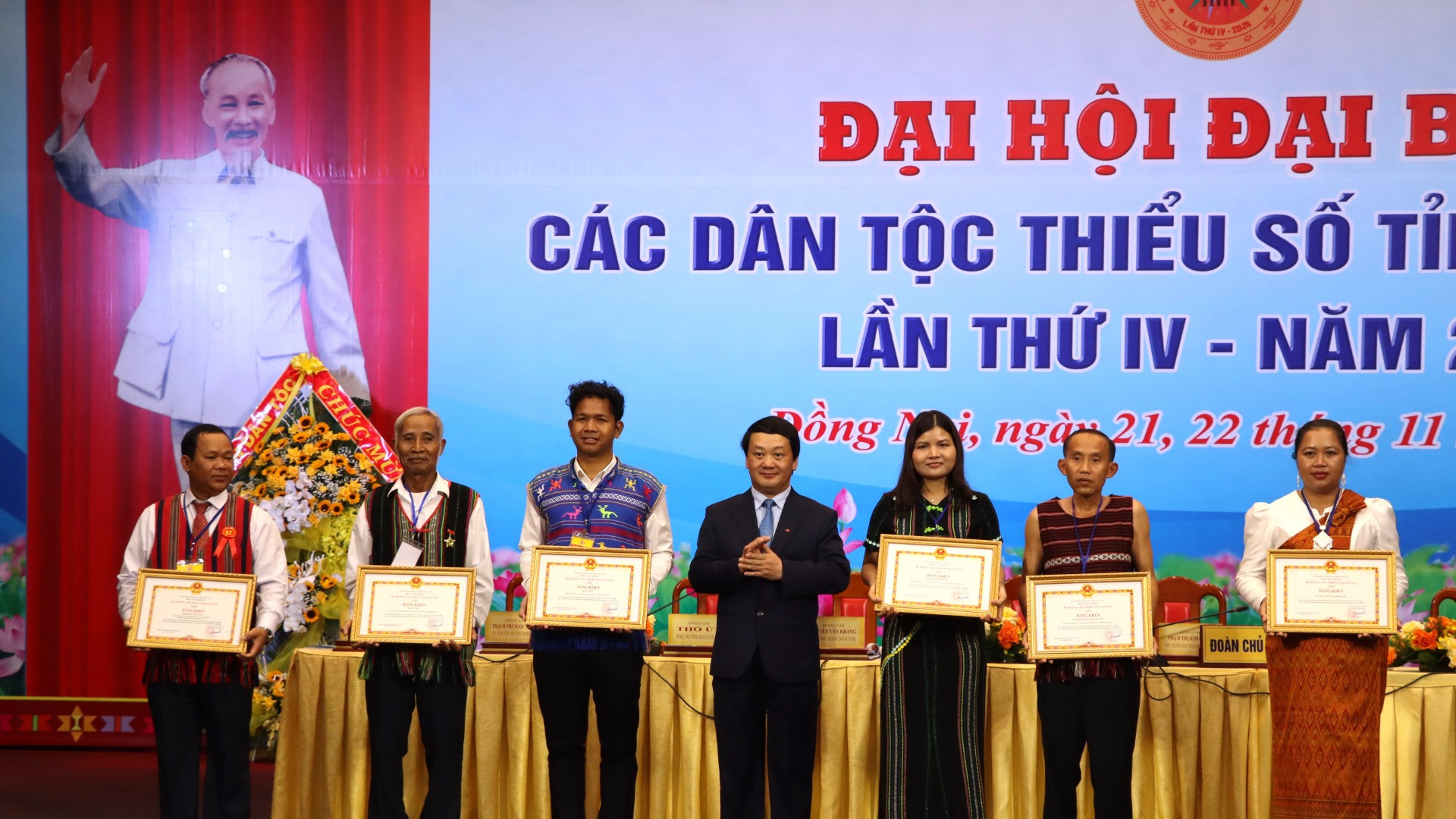 Một số cá nhân là người dân tộc thiểu số uy tín, điển hình đi đầu hoạt động phong trào ở bản làng và các tập thể, cá nhân có thành tích xuất sắc trong công tác dân tộc 5 năm qua được Ủy ban Dân tộc của Chính phủ và Ủy ban nhân dân tỉnh Đồng Nai khen thưởng.