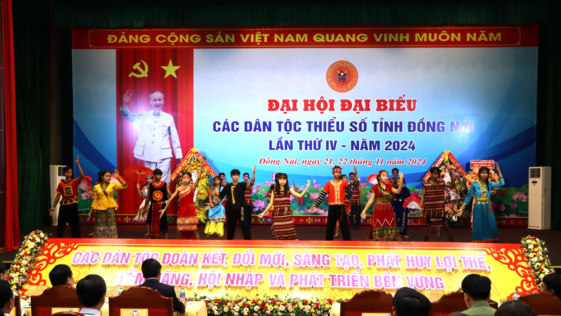 Những tiết mục văn nghệ thấm đẫm bản sắc văn hóa các dân tộc thiểu số ở Đồng Nai, hướng tới tinh thần đoàn kết, đổi mới, sáng tạo.