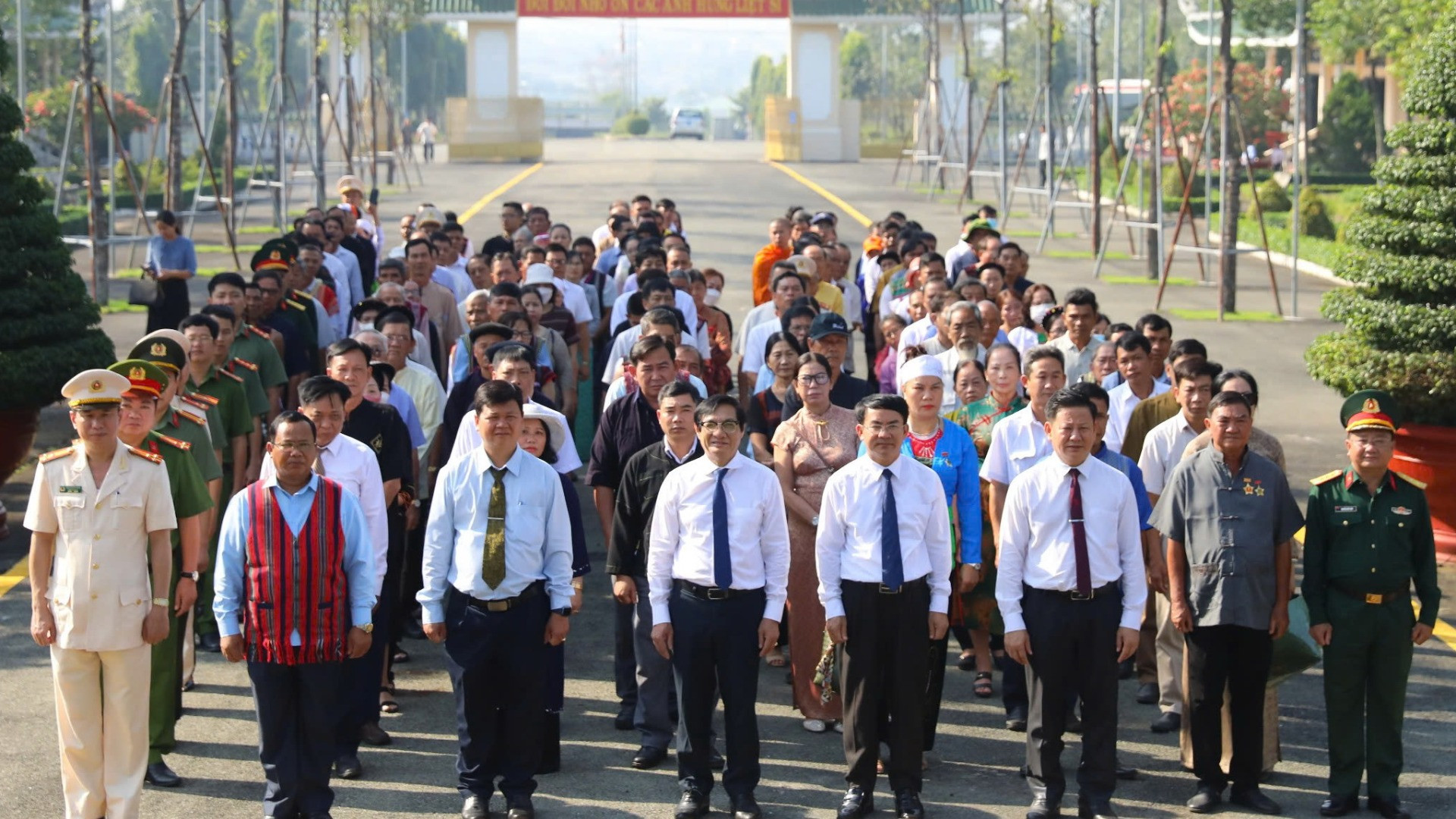 Trong chương trình, Đoàn đoàn đại biểu tham dự Đại hội đại biểu các dân tộc thiểu số tỉnh Đồng Nai lần thứ IV-2024 thực hiện nghi thức viếng Nghĩa trang liệt sĩ tỉnh Đồng Nai.