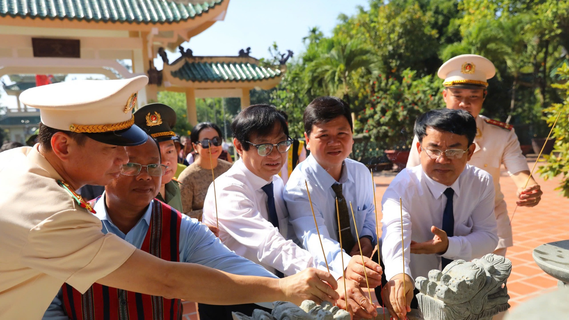 Các đại biểu tham dự Đại hội đại biểu các dân tộc thiểu số tỉnh Đồng Nai lần thứ IV-2024 dâng hương tại Văn miếu Trấn Biên.