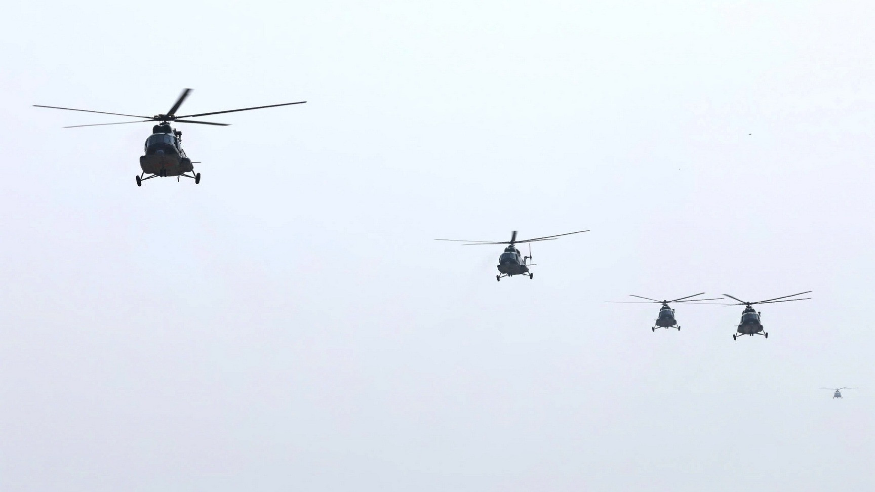 Bốn máy bay trực thăng bay huấn luyện theo đội hình.