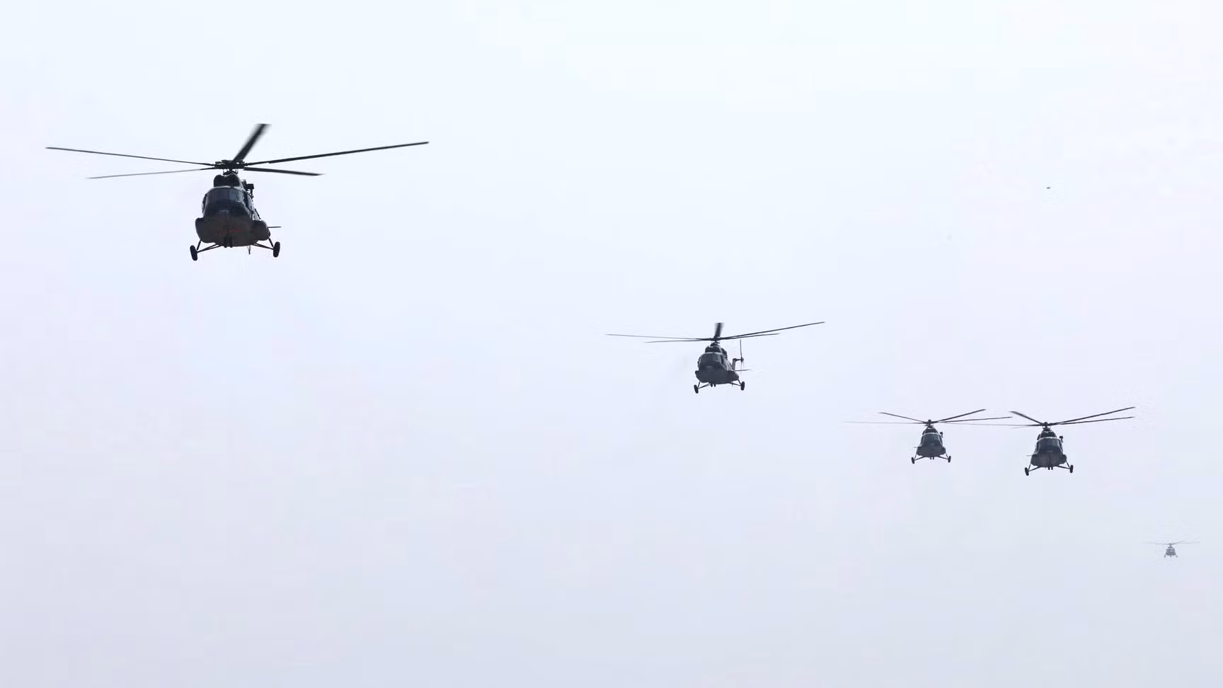 Bốn máy bay trực thăng bay huấn luyện theo đội hình.