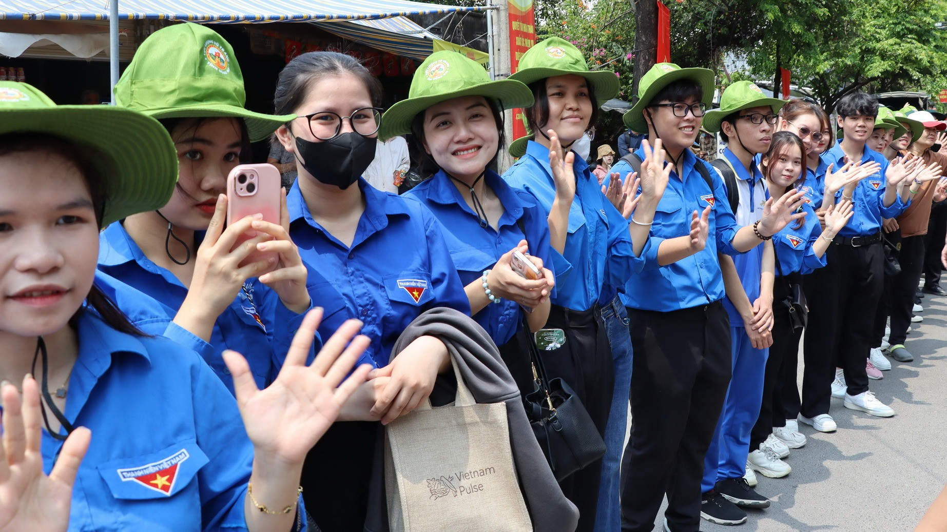 Đoàn viên thanh niên tỉnh Đồng Nai hân hoan chào đón đoàn diễu binh, diễu hành.